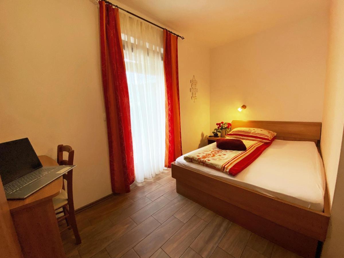 Guesthouse Mesec Zaplana Vrhnika Exterior photo