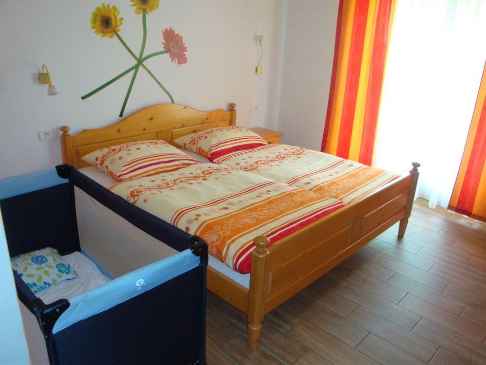Guesthouse Mesec Zaplana Vrhnika Exterior photo