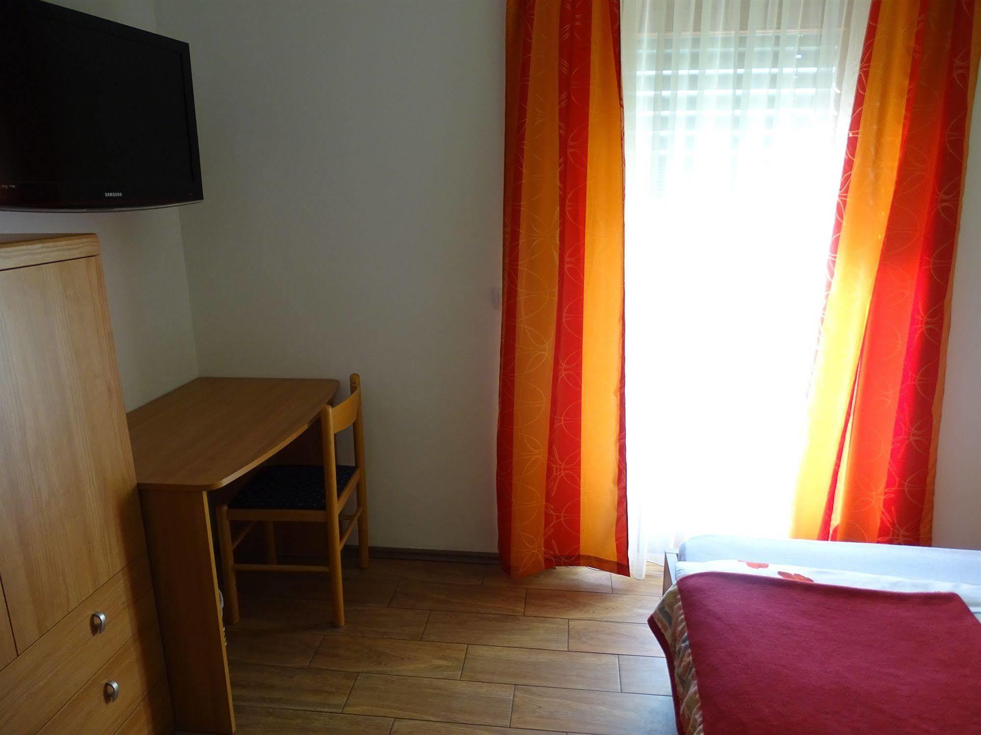 Guesthouse Mesec Zaplana Vrhnika Exterior photo