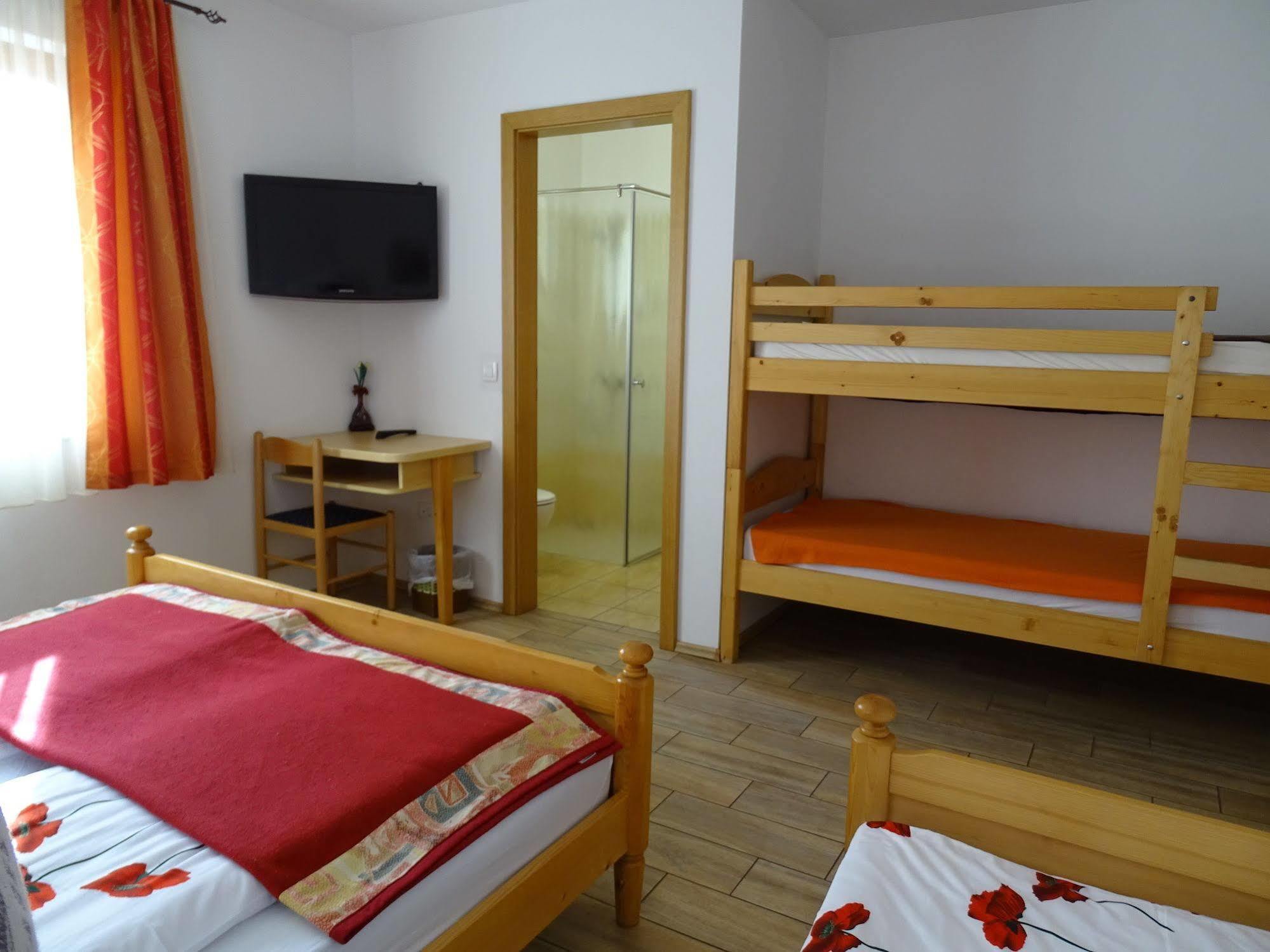 Guesthouse Mesec Zaplana Vrhnika Exterior photo