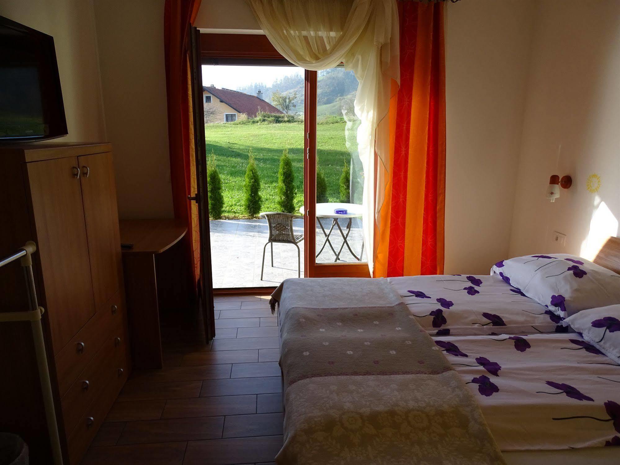 Guesthouse Mesec Zaplana Vrhnika Exterior photo